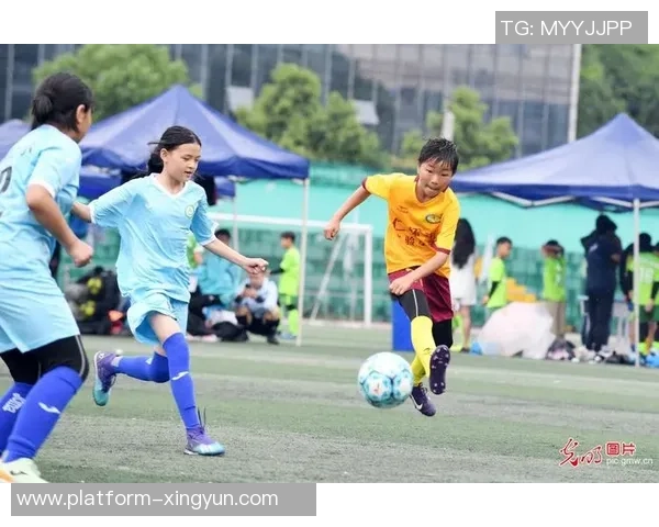 身穿足球服的少年在绿茵场上追逐梦想与友谊的故事